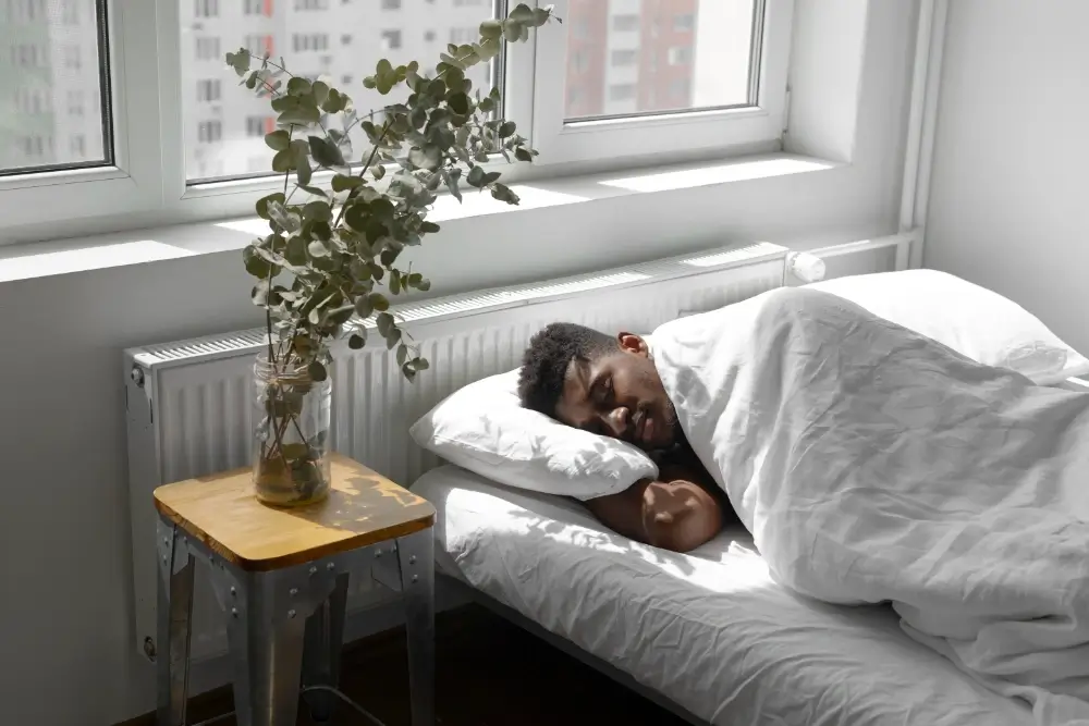 Śpiący mężczyzna po użyciu olejku CBD na sen